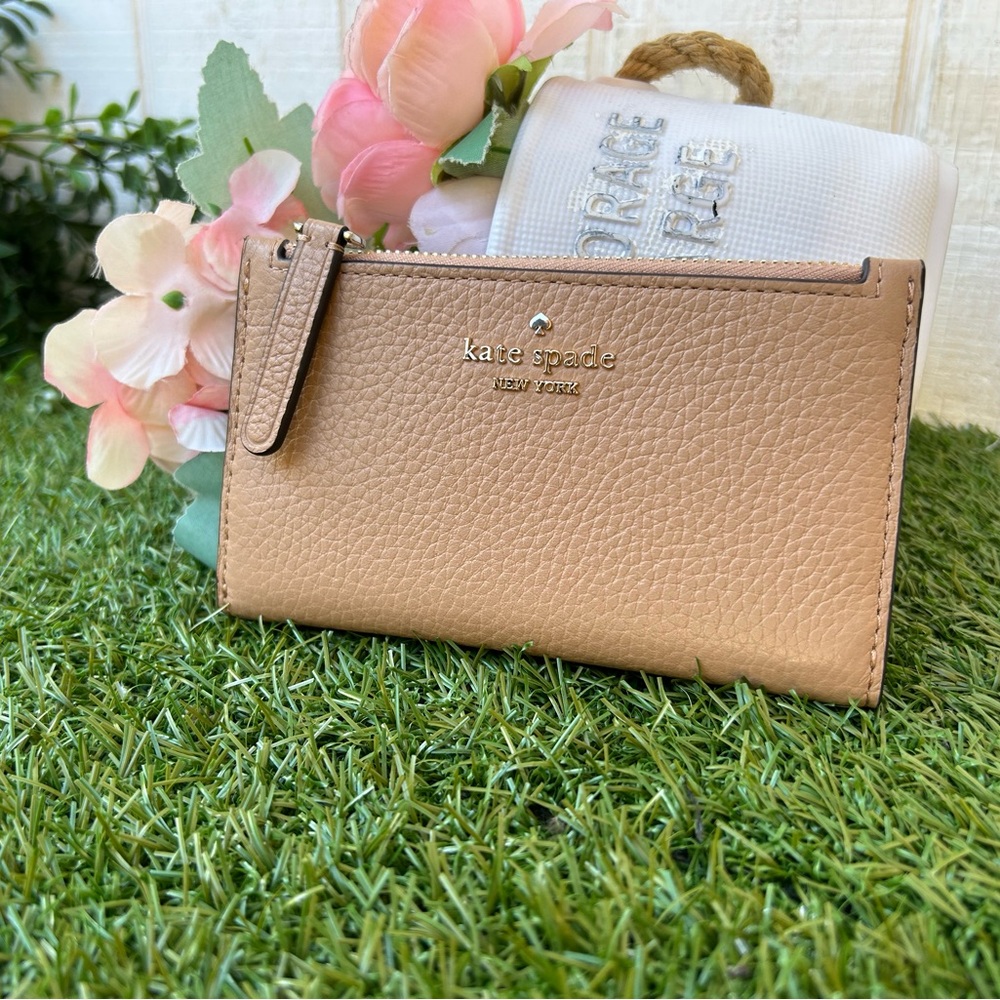 Kate Spade New York jackson bifold wallet Color: Light Fawn
NEW